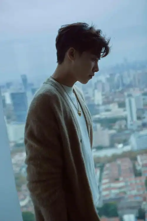 李易峰冬日温柔气质写真