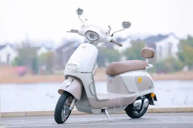 女生到底喜欢什么样的电动车?赫本:当然是像我一样,舒适悦己的