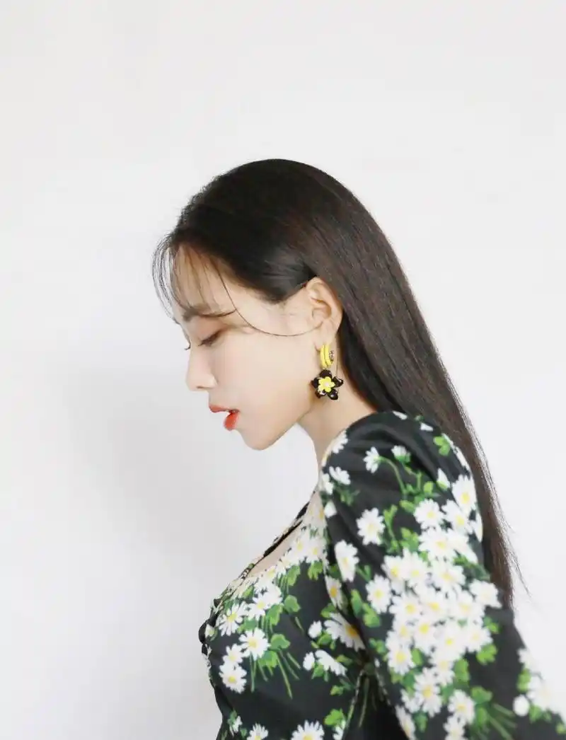 王霏霏小清新雏菊连衣裙性感写真