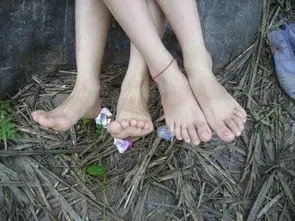 光脚丫有很多好处,可以锻炼身体,促进血液循环,还舒服,还省钱,女孩子