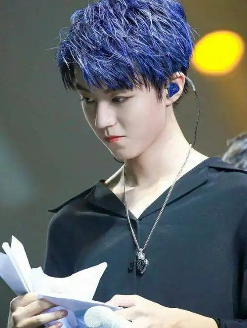 本以为蔡徐坤"银发"够惊艳了,直到看见小凯的"星空蓝",惊艳