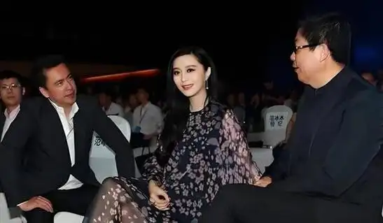 冯小刚拍摄《手机》时正值2003年,剧情映射了崔永元的现实生活,由此