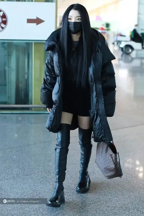 李紫婷获赠花束人气旺 穿短裤长靴露出"绝对领域"