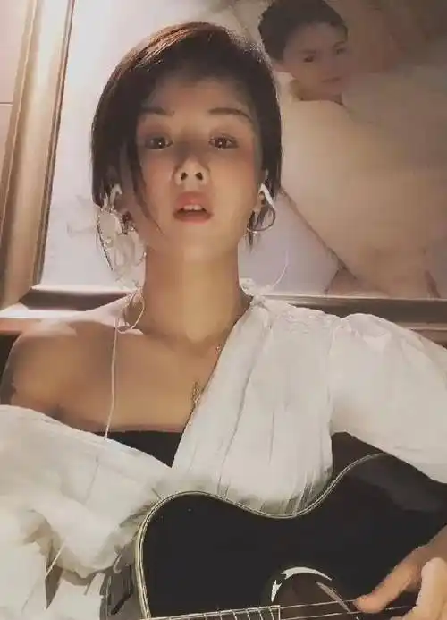 原创花姐狂浪从街头卖唱到粉丝千万只用了2首歌就做到了名利双收