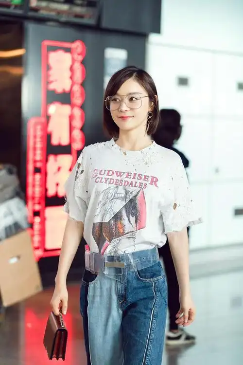 袁姗姗牛仔裤配高跟鞋的"惯例"搭配 征服浪漫之都