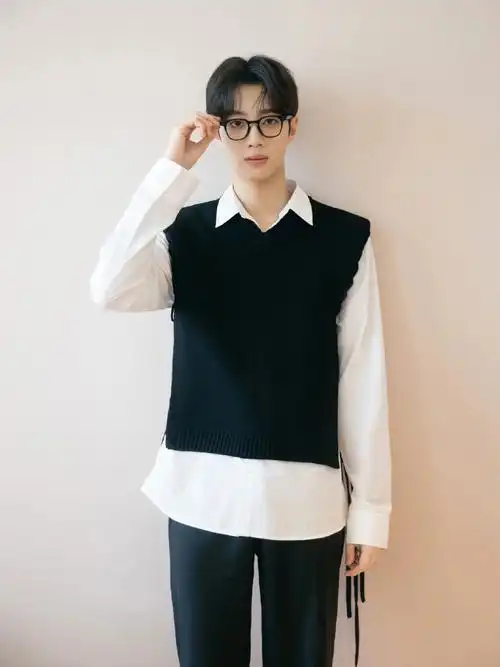 今日更新啦赖冠霖戴眼镜真帅气!