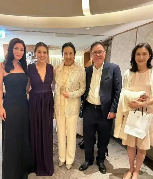 朱玲玲儿媳郭晶晶大冷天一身单薄出现在街头拎名包太像阔太了