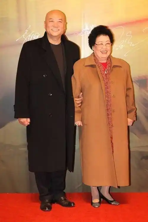 迟重瑞与富商妻子同框,大12岁老婆穿大衣配翡翠,看着很有阔太范_女性