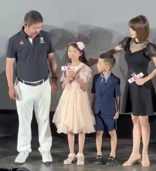 48岁金巧巧北京出席公益活动,生图流出法令纹深,网友:看着像58|于冬