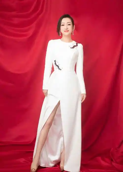 原创秦海璐写真照曝光穿白衬衣配立领开叉裙英姿飒爽气场十足