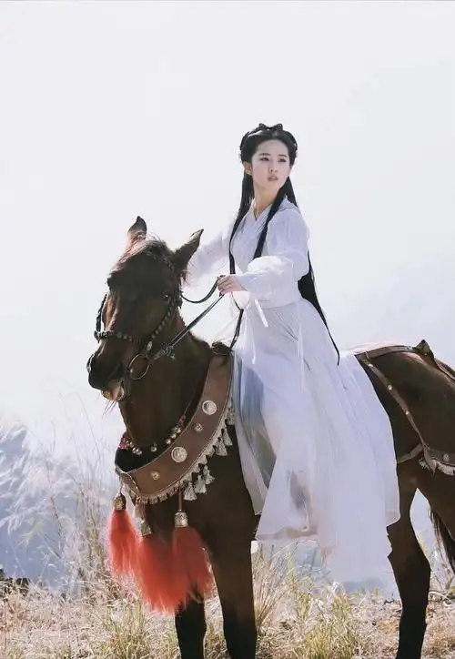 刘亦菲神雕侠侣小龙女骑马剧照