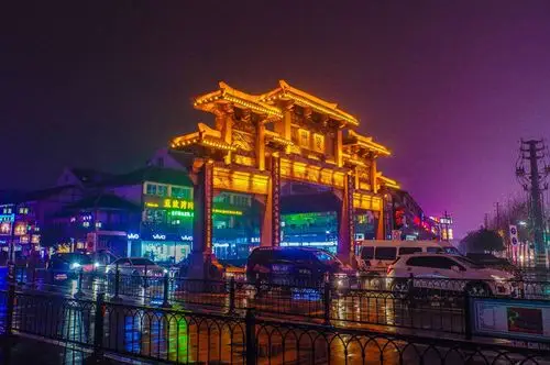 这里就是楚街南端的牌坊了,看起来确实很有古意.