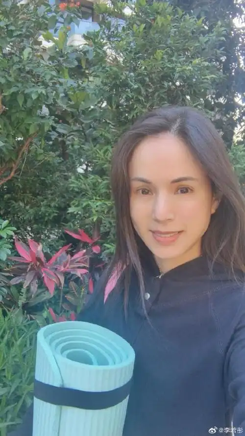57岁李若彤晒照大方秀素颜穿健身服不施粉黛我和春天有个约会去赴约啦