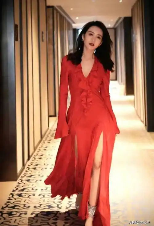 王鸥太适合走性感风,穿红色开衩连衣裙妩媚动人,美成焦点