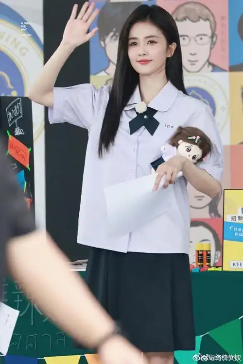 杨颖奔跑吧泰国路透 校服造型青春元气十足!
