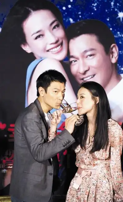 昨日,《游龙戏凤》在京举办官网启动发布会,主演刘德华,舒淇 大喝