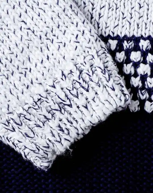 男款套头毛衫白蓝色调