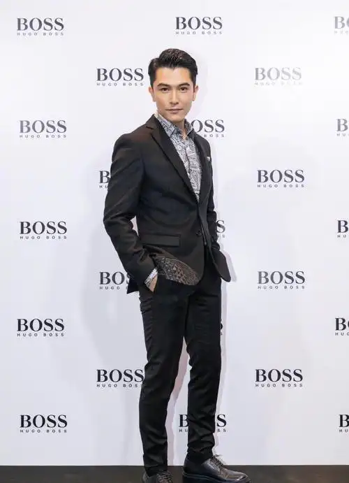 邱泽西装笔挺,气质有加,状态不输小鲜肉