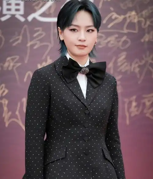 中国电影导演之夜:宋佳满分贵气,咏梅仪态万方,周笔畅又乱穿