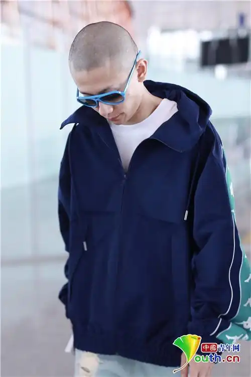 张一山光头引全网p图流量再升级 机场吐舌耍帅