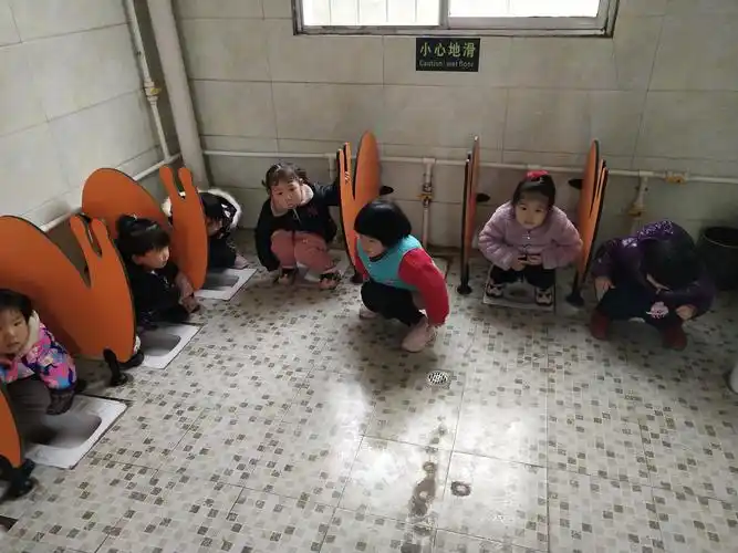 宝贝们排队如厕