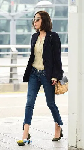 潮搭学起来韩国女星最爱的破洞牛仔裤穿搭