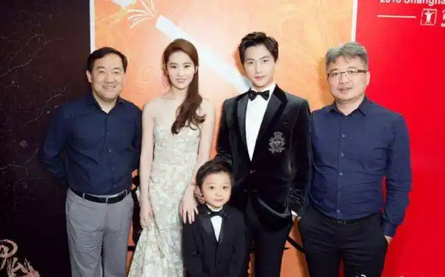 刘亦菲"一家三口"近照,丈夫比宋承宪帅多了(图)