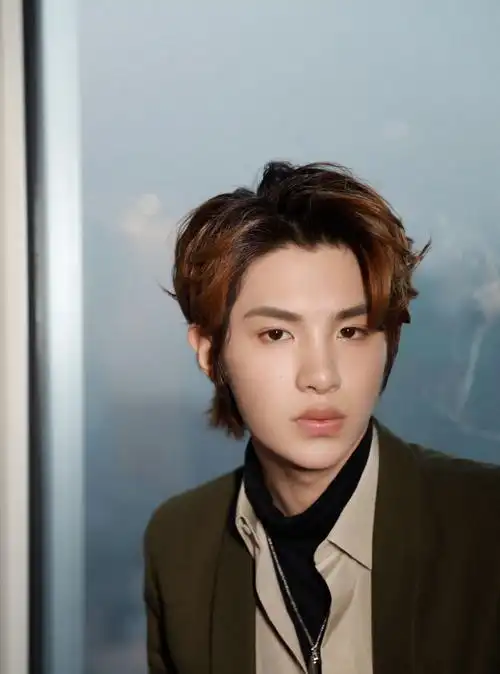 黄明昊冷峻帅气写真图片15