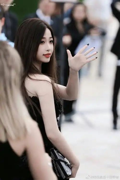 虞书欣立体花朵黑裙造型