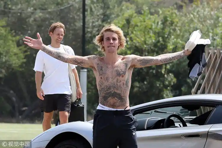 美国,贾斯汀-比伯(justin bieber)现身球场踢足球,结束后脱掉上衣张开