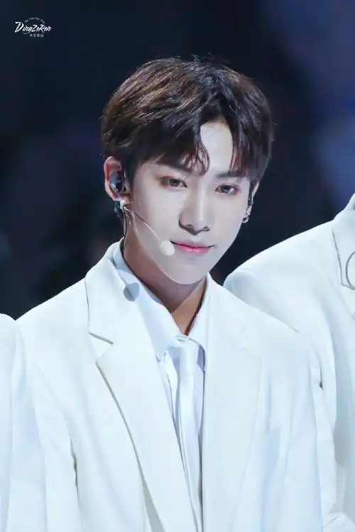 丁泽仁白色西装阳光帅气图片1313