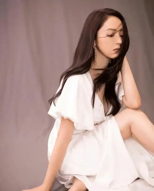 43岁董璇好丰满,穿深v亮片裙秀傲人上围,真是贵气又撩人_生活_裙装_骨