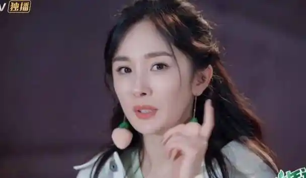 录节目怼脸采访,34岁皮肤细到看不见毛孔_年龄_状态_女明星