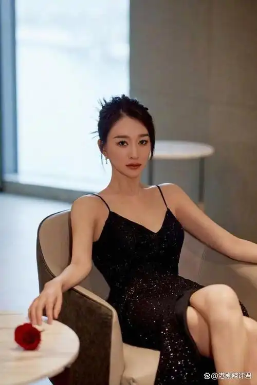 李小冉的身材有多撩人?穿大码抹胸裙性感十足,47岁仍令人心动