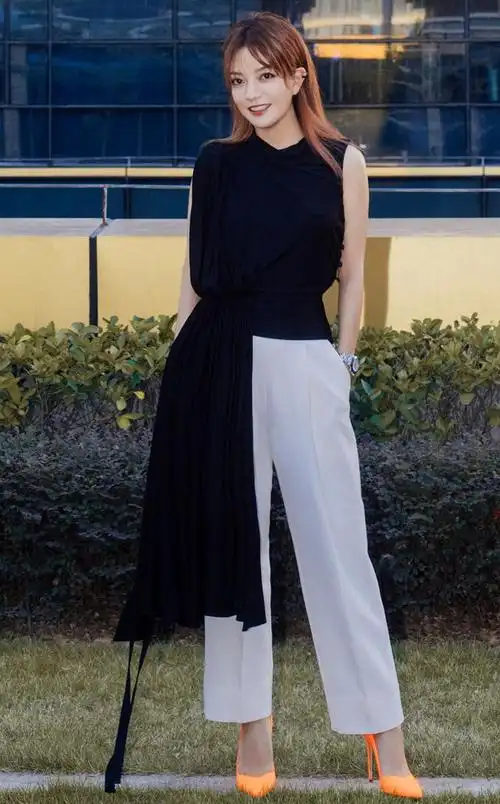 赵薇换了妆发后愈发年轻有魅力穿黑白装出席闭幕式优雅又干练