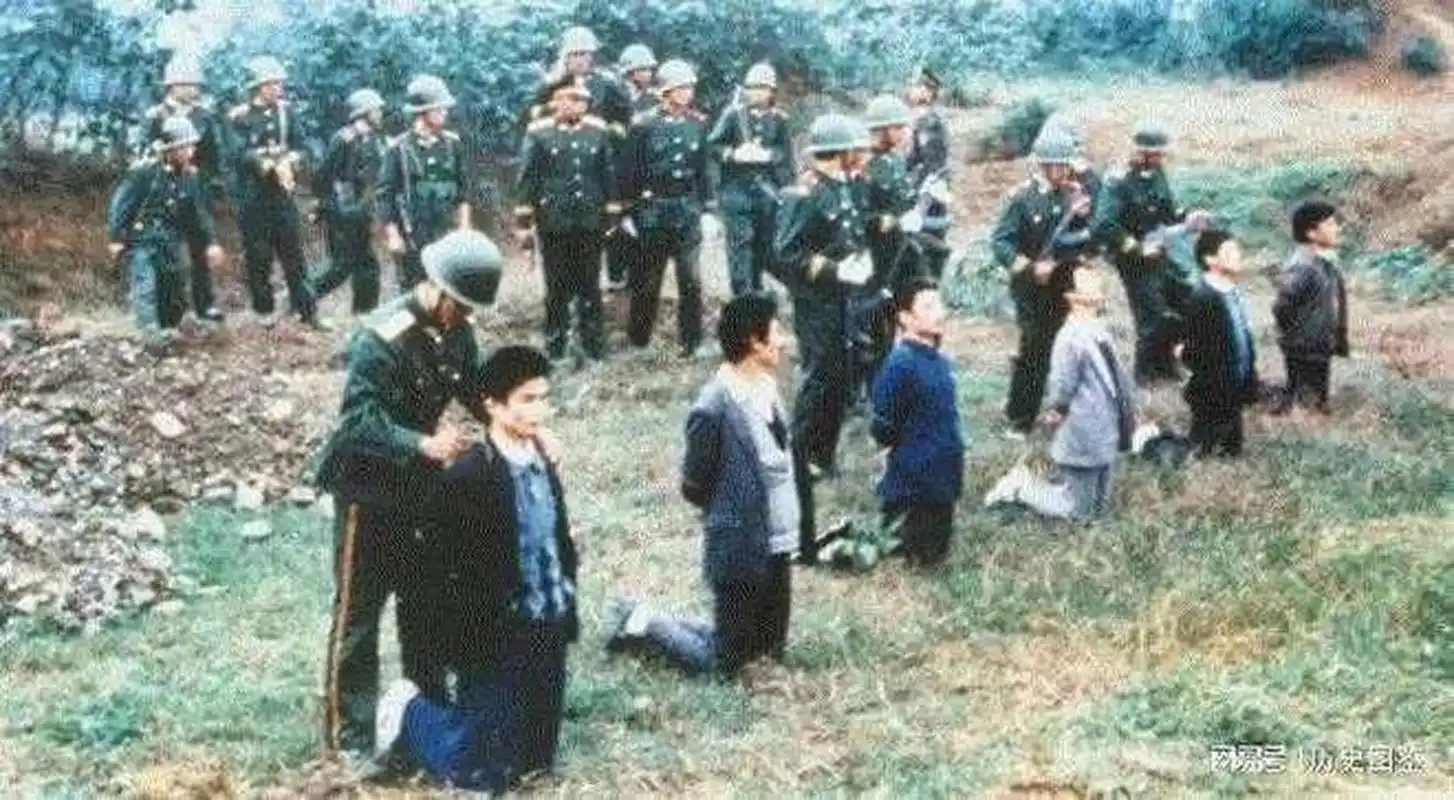 在上个世纪八十年代的中国,刑场上枪决死刑犯的场面是相当恐怖的.