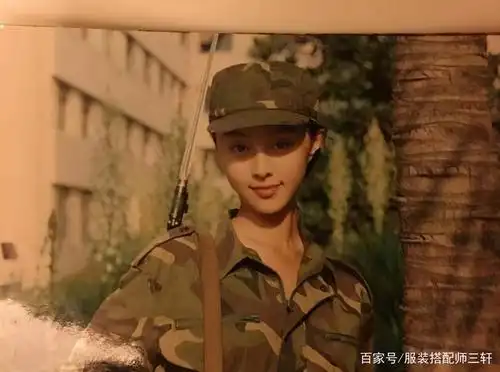 当女明星穿上军装,梅婷显得娇俏可人,林青霞诠释英姿飒爽