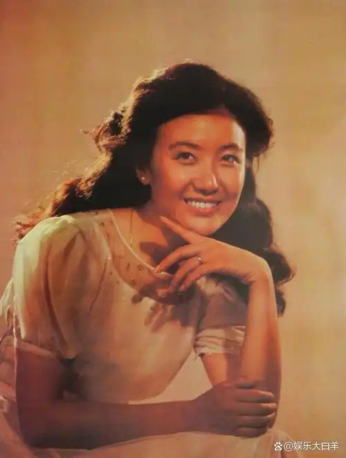 央视春晚主持人李小玢:两婚两离后依旧单身,儿子支持她找老伴