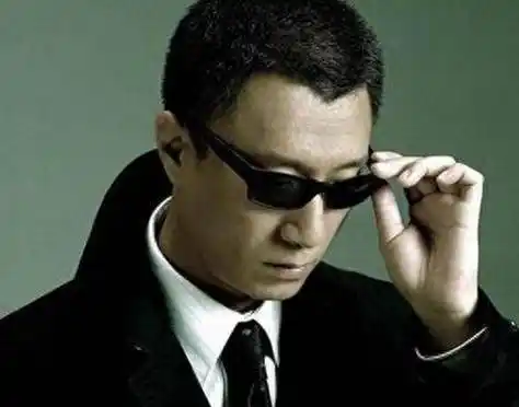 墨镜一戴,黑西装一穿,孙红雷就是真正的黑老大.