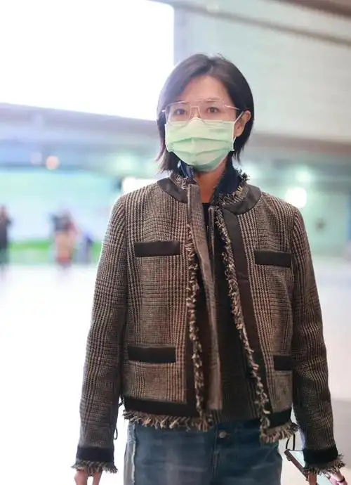 万茜现身机场穿粗呢格子外套搭配牛仔裤简约舒适又时尚