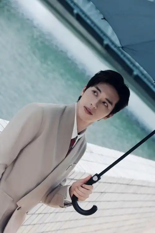 许魏洲西装阔腿裤#@许魏洲zz今天活动图,身穿廓