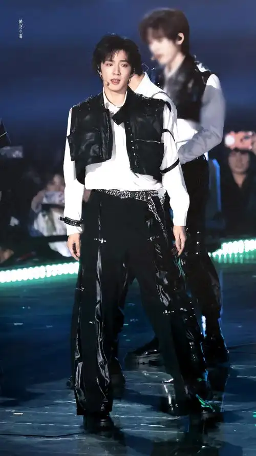 231110 天猫双十一舞台的king95@时代少年团-刘耀文#刘耀文露肩衬衫