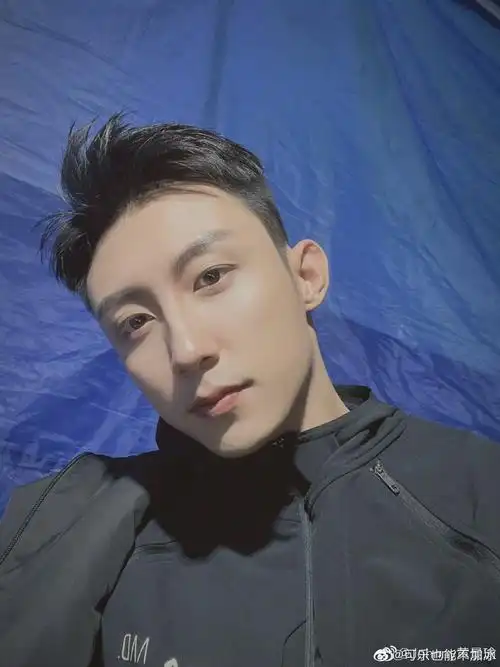 黄景瑜晒自拍告别3月2022年的q1也是忙碌的一个季