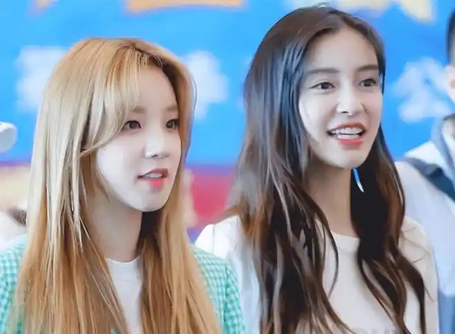 宋雨绮在镜头下穿短裙子, 王嘉尔绅士递包包, 人品获盛赞_网易订阅