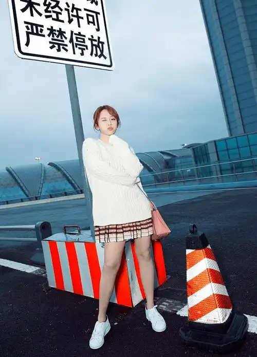 杨紫瘦下来真时尚毛衣搭短裙穿成55分也不丑一般人哪敢这样