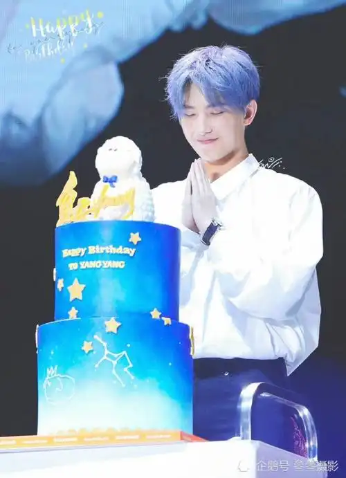 杨洋17年蓝发造型,每一张图都可以称之为神图了