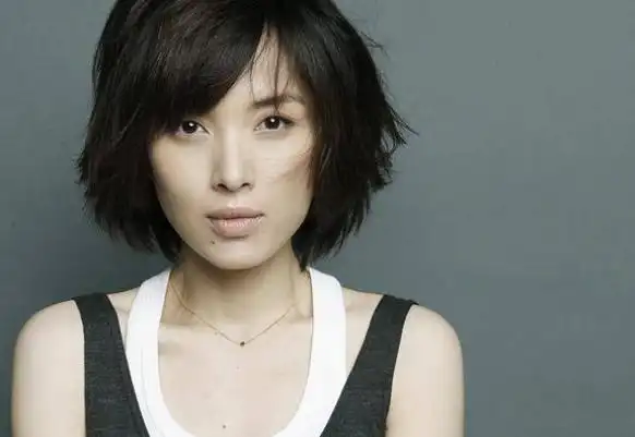 靳东老婆李佳个人简历(二婚嫁给初婚的靳东,高龄生子也幸福)