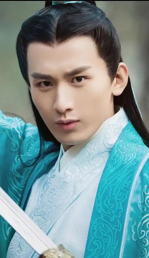 李易峰饰演的张小凡,身世和百里屠苏甚至有些相似.