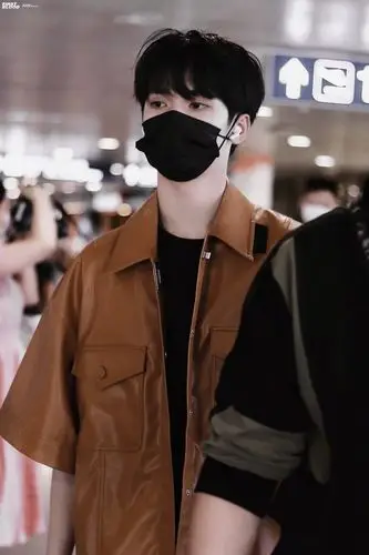 严浩翔今日机场饭拍 棕色皮衣77 黑t黑裤,今天的小严是酷盖_高清