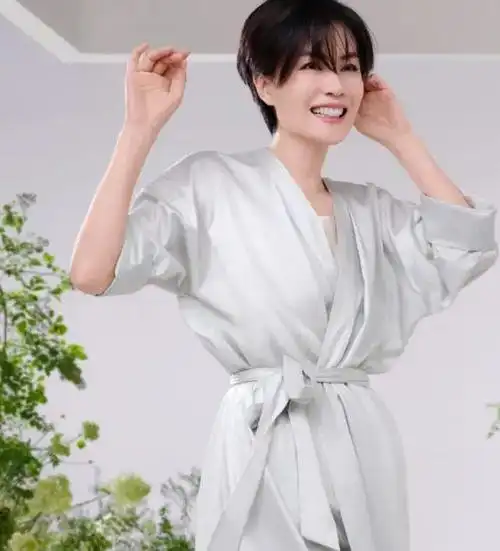 王菲拍大片晒照,美颜后彻底换了个人比素颜年轻不少,但气质出众